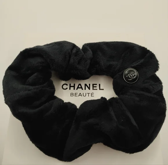 🆕CHANEL Black Soft Velvet Logo Scrunchie with CC Button - Picture 4 of 5